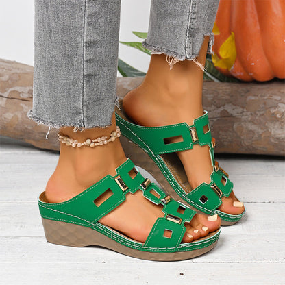 Sandale retro cu decupaje pentru femei