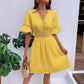 Rochie elegantă cu decolteu în V și detalii cu dantelă decupată