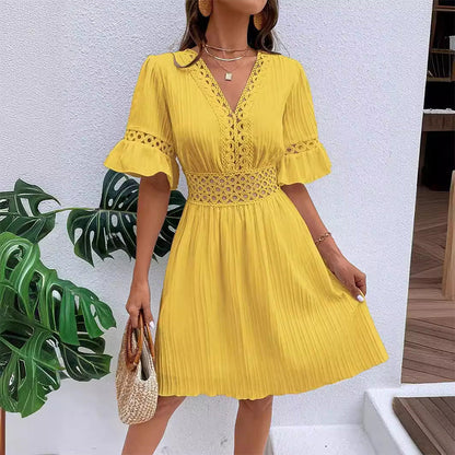 Rochie elegantă cu decolteu în V și detalii cu dantelă decupată
